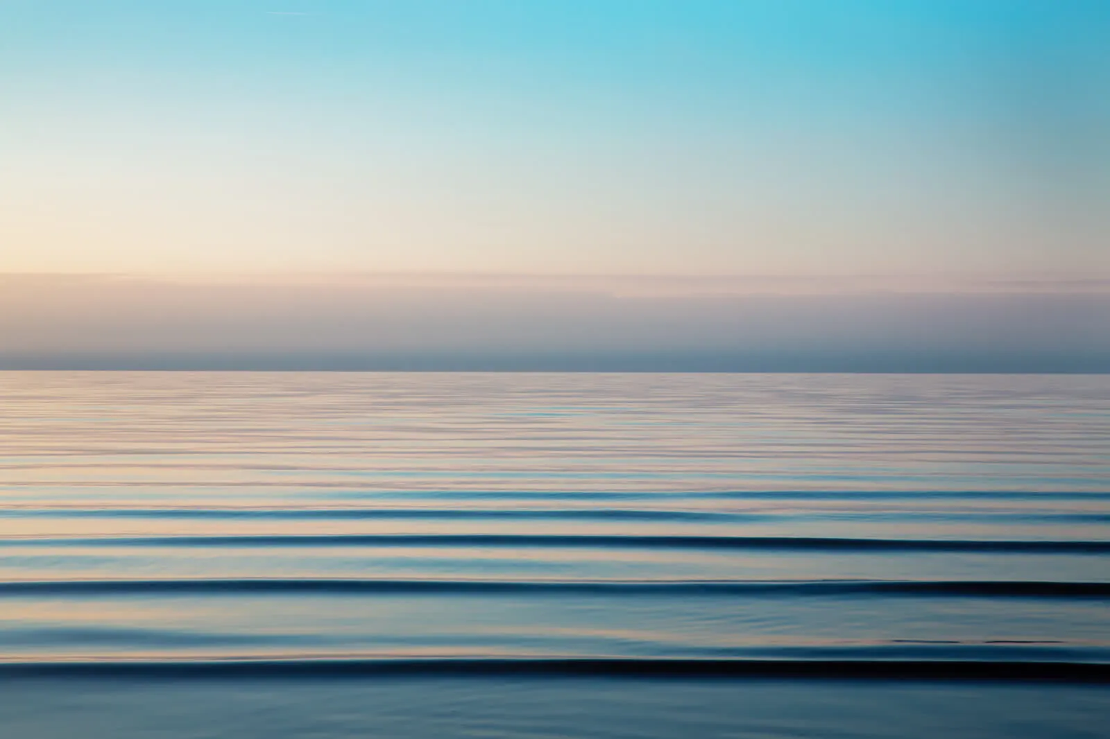 Ruhiges Meer in der Abenddämmerung